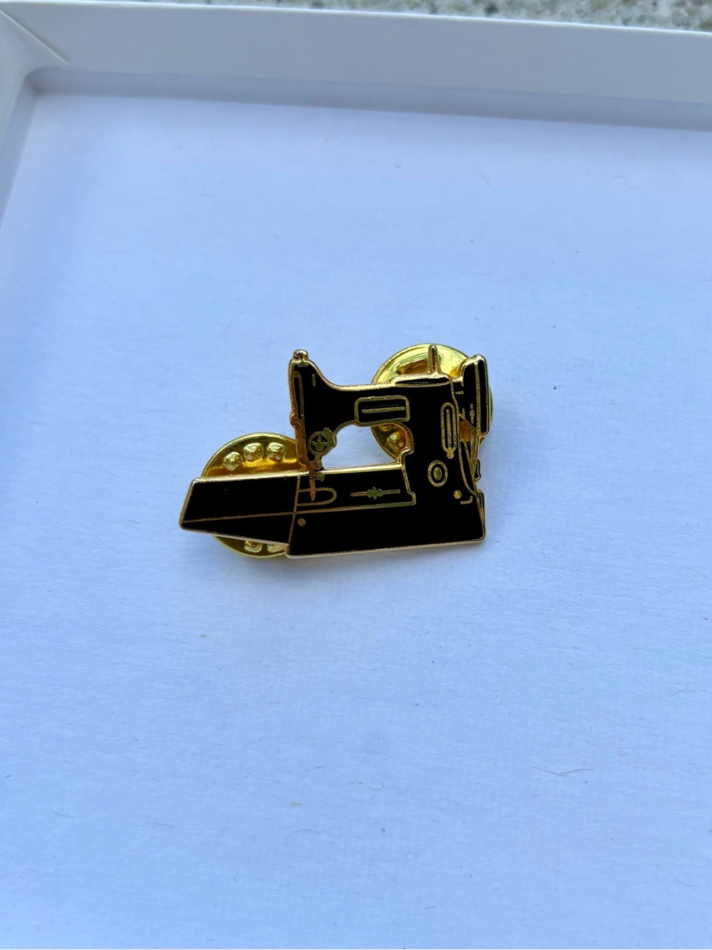 SINGER FEATHERWEIGHT SEWING MACHINE PIN